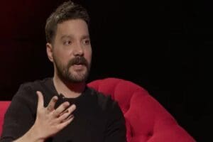 Oğuzhan Uğur, Babala TV'deki A&ccedil;ık Mikrofon'un son b&ouml;l&uuml;m&uuml;nde yaşanan kavganın