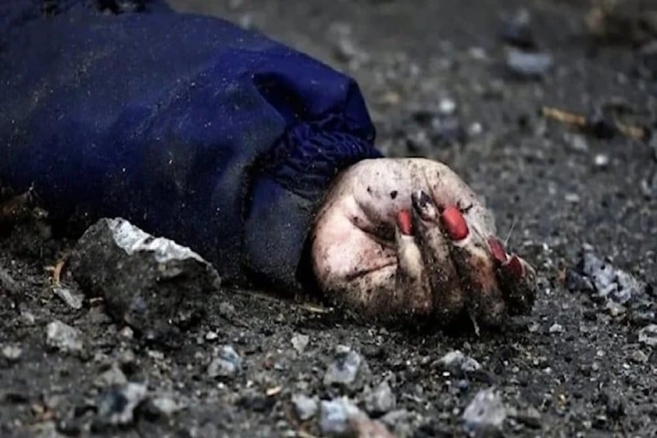 Ukrayna-Rusya savaşının sembollerinden biri olan ve ojeli tırnaklarıyla kimliği belirlenen