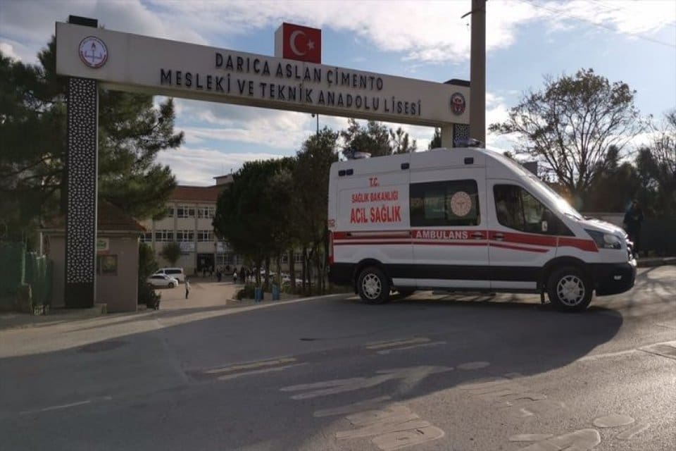 Kocaeli'nde bir lisenin bah&ccedil;esine giren pitbull cinsi k&ouml;peğin saldırısı sonucu