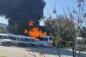 Muğla'nın Bodrum il&ccedil;esinde, s&uuml;r&uuml;c&uuml;s&uuml;n&uuml;n motoru &ccedil;alıştırmak i&ccedil;in marşa bastığı okul