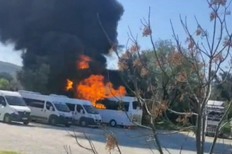 Muğla'nın Bodrum il&ccedil;esinde, s&uuml;r&uuml;c&uuml;s&uuml;n&uuml;n motoru &ccedil;alıştırmak i&ccedil;in marşa bastığı okul