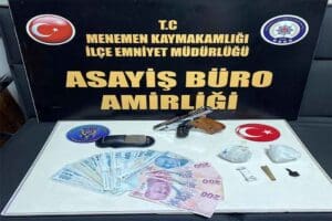 İzmir'in Menemen il&ccedil;esinde, polisin durdurduğu okul servis minib&uuml;s&uuml;nde yapılan aramada