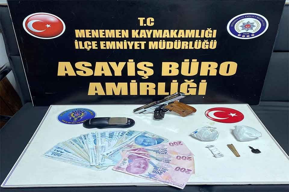 İzmir'in Menemen il&ccedil;esinde, polisin durdurduğu okul servis minib&uuml;s&uuml;nde yapılan aramada