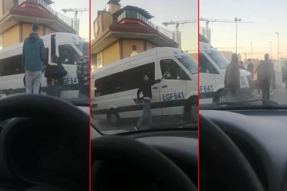 K&uuml;&ccedil;&uuml;k&ccedil;ekmece&rsquo;de bir s&uuml;r&uuml;c&uuml;, trafikte tartışırken kendisine k&uuml;frettiğini ileri s&uuml;rd&uuml;ğ&uuml; okul