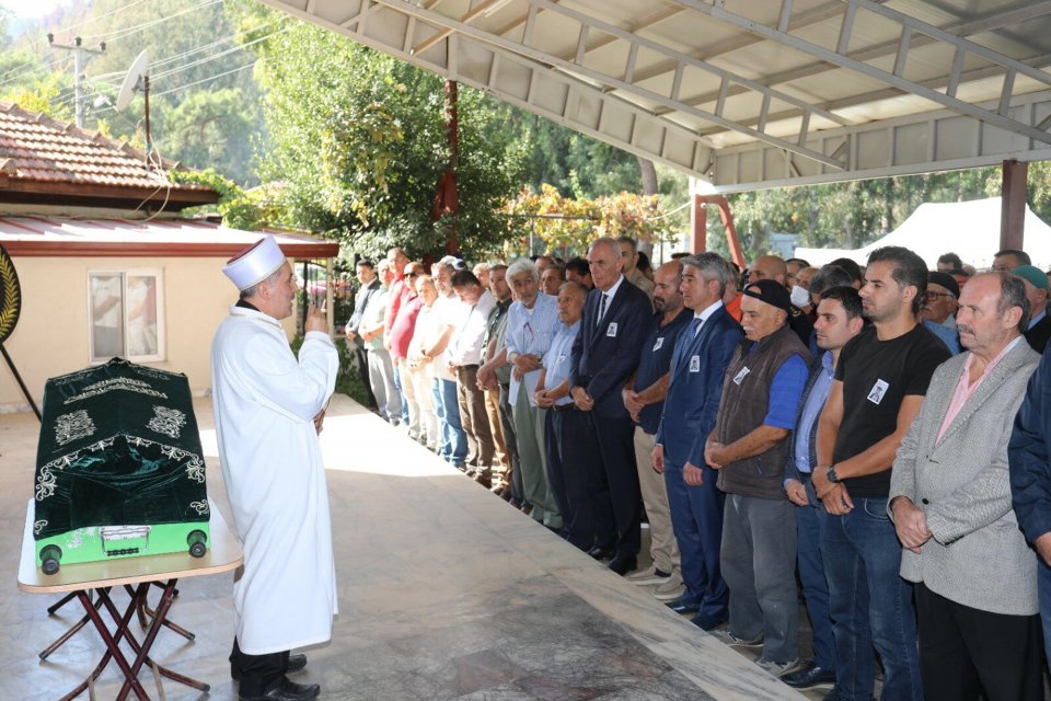 Muğla'nın Marmaris il&ccedil;esinde, yolun karşısına ge&ccedil;meye &ccedil;alışırken kamyonetin &ccedil;arpmasıyla hayatını