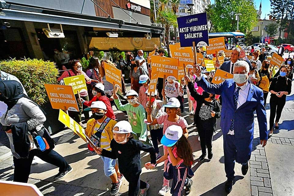 İzmir'de Uluslararası Okul Y&uuml;r&uuml;y&uuml;ş G&uuml;n&uuml; &ccedil;eşitli etkinliklerle kutlandı. İzmir B&uuml;y&uuml;kşehir
