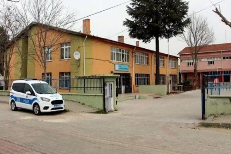 Edirne'de ortaokulda okuyan kız &ouml;ğrenci, tartıştığı 5 arkadaşını bı&ccedil;aklayarak yaraladı.