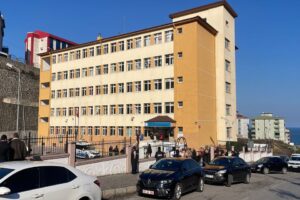 Samsun'un Canik il&ccedil;esinde eşinden boşanan Zerrin B&uuml;y&uuml;k iki &ccedil;ocuğunu g&ouml;rmeye