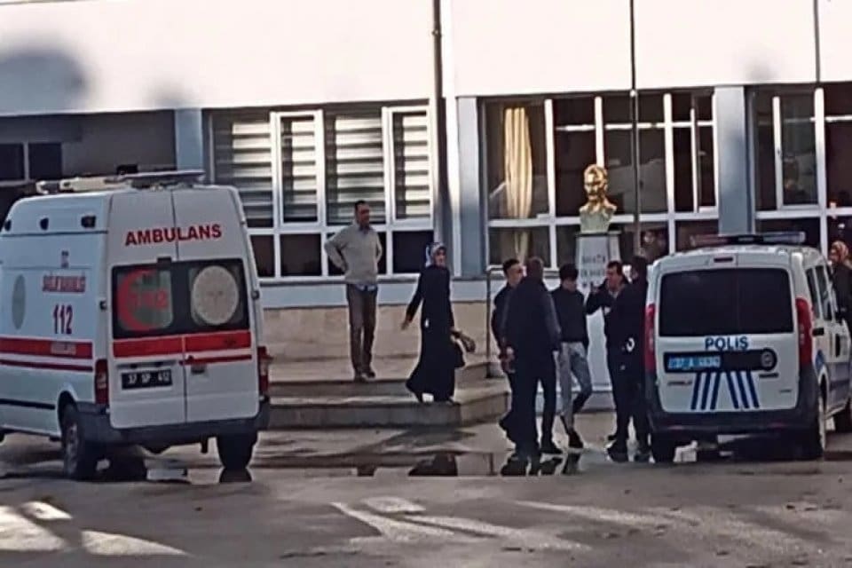 Kastamonu'da, okuldan uzaklaştırılan lise &ouml;ğrencisi B.K. (17), m&uuml;d&uuml;r yardımcısı Aziz