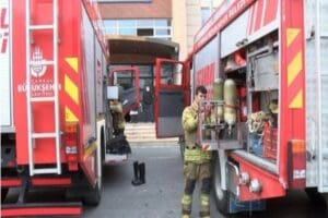 B&uuml;y&uuml;k&ccedil;ekmece'de bulunan bir okulda &ouml;ğrencilerin elinden d&uuml;şen deney t&uuml;p&uuml; patladı.
