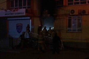 İZMİR'in Konak il&ccedil;esinde Necati Bey İlkokulunda &ccedil;ıkan yangın, itfaiye ekiplerinin