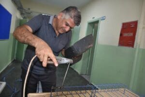 İZMİR'de, Konak Hacışakir Eczacıbaşı Ortaokulu M&uuml;d&uuml;r Yardımcısı Ercan Mete, yeni
