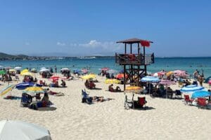 İzmir'in bu yıl en kalabalık sezonlarından birini yaşayan &Ccedil;eşme il&ccedil;esinde,