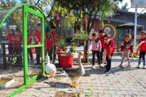 Manisa Mehmet Suphi Egemen İlkokulu bah&ccedil;esinde &ouml;ğrenciler okul bah&ccedil;esinde kurulan