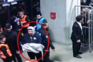 &nbsp;İZMİR'de G&ouml;ztepe ile Altay arasında oynanan karşılaşmada işaret fişeğini stada