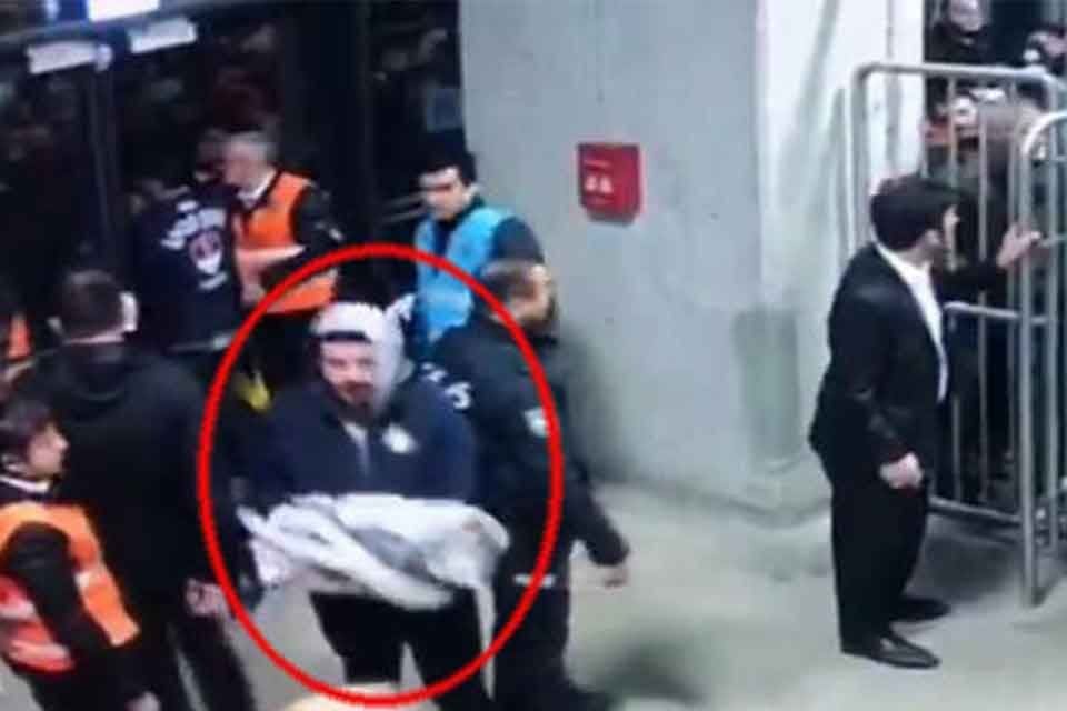 &nbsp;İZMİR'de G&ouml;ztepe ile Altay arasında oynanan karşılaşmada işaret fişeğini stada