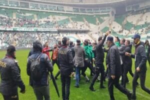 TFF 2'nci Lig Beyaz Grup'ta 23'&uuml;nc&uuml; hafta karşılaşmasında Bursaspor sahasında