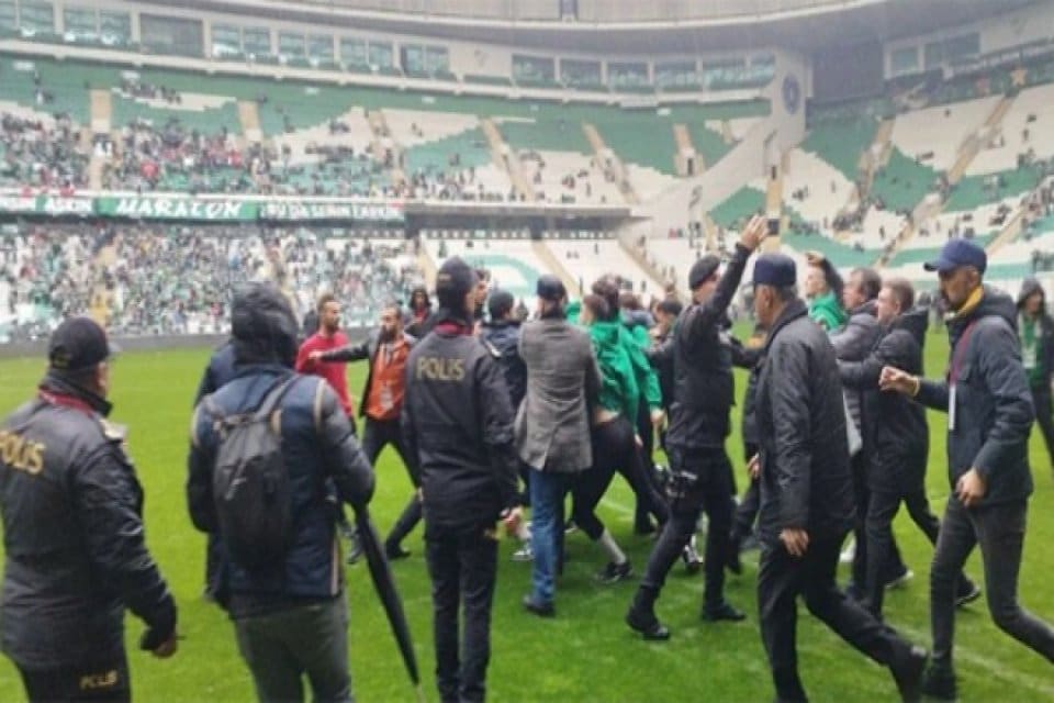 TFF 2'nci Lig Beyaz Grup'ta 23'&uuml;nc&uuml; hafta karşılaşmasında Bursaspor sahasında