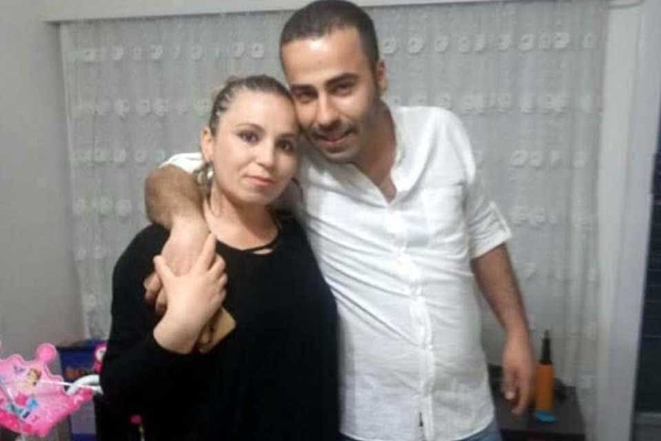 İzmir'de birlikte yaşadığı eski eşi Fulya &Ouml;zt&uuml;rk'&uuml; (35) &ccedil;alıştığı pastanede