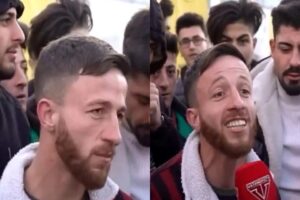 İstanbul Kadık&ouml;y Rıhtım'da şarkı s&ouml;yleyen 30 yaşındaki m&uuml;zisyen Cihan Aymaz,