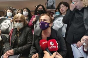 Denizliİ Kadın Platformu &uuml;yeleri, erkek arkadaşı tarafından boğazı kesilerek &ouml;ld&uuml;r&uuml;len