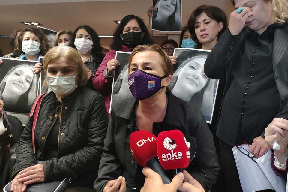 Denizliİ Kadın Platformu &uuml;yeleri, erkek arkadaşı tarafından boğazı kesilerek &ouml;ld&uuml;r&uuml;len
