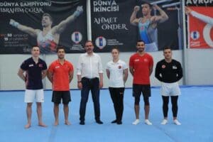 İzmir'de temaslarda bulunan Gen&ccedil;lik ve Spor Bakanı Mehmet Muharrem Kasapoğlu,