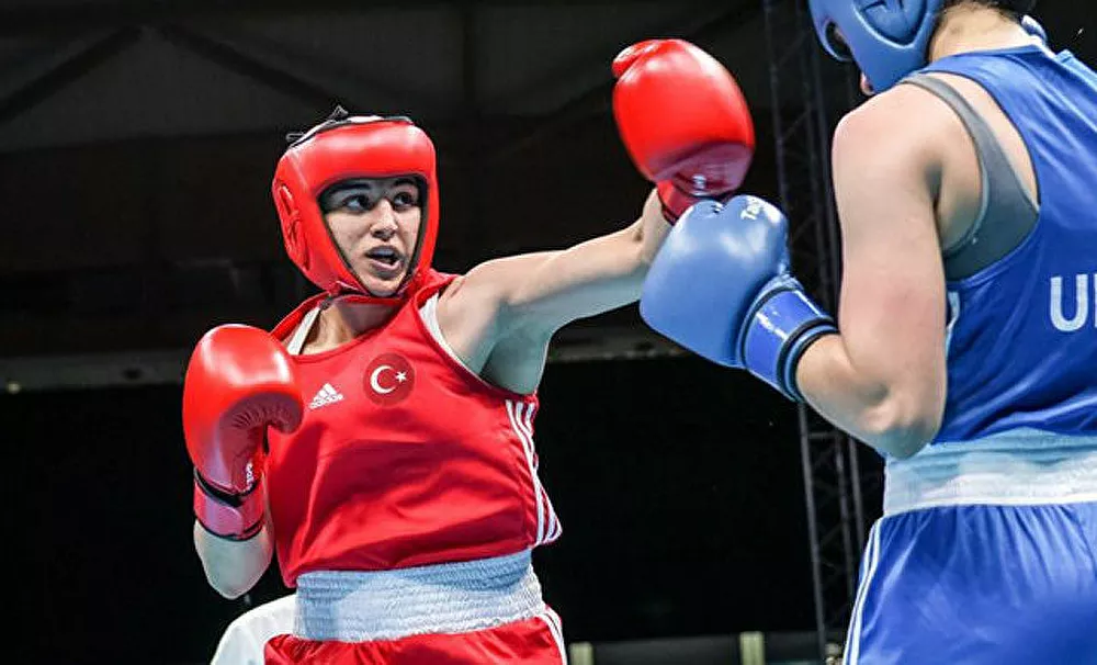 Boksta kadınlar 69 kiloda Busenaz S&uuml;rmeneli, Polonyalı Karolina Koszewska'yı mağlup