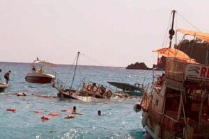 Muğla'nın Fethiye il&ccedil;esinde batan tur teknesinin kaptanı g&ouml;zaltına alındı. İki