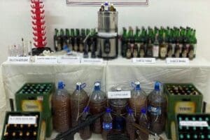 Aydın'ın Didim il&ccedil;esinde, jandarmanın evine d&uuml;zenlediği operasyonda litrelerce ka&ccedil;ak i&ccedil;kiyle