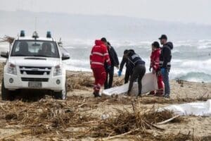 İtalya'nın g&uuml;ney sahillerinde yaşanan trajedi uluslararası kamuoyunda &uuml;z&uuml;nt&uuml; yarattı. İtalyan