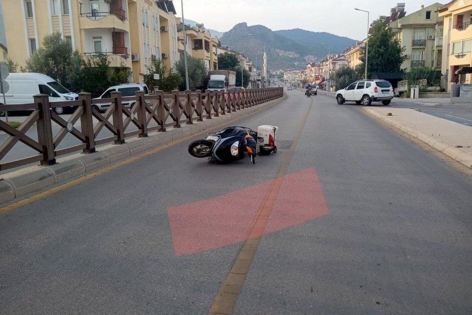 Muğla'nın Fethiye ilçesinde, refüje çarpan motosikletin kasksız sürücüsü Dinçer Olgun (35),