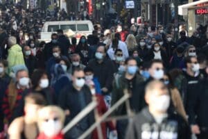 Aşırı bulaşıcılığına rağmen hastalığın daha hafif ge&ccedil;tiği Omicron ile tehlike