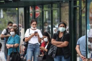 Yaklaşık 2 yıldır koronavir&uuml;s&uuml;n pen&ccedil;esindeki d&uuml;nya bir kez daha alarma