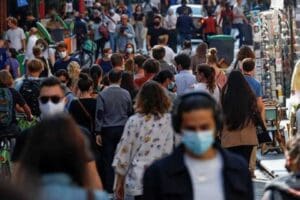 Yeni bilimsel verilerin Omicron ile ilgili iyimser tahminleri bozduğunu belirten