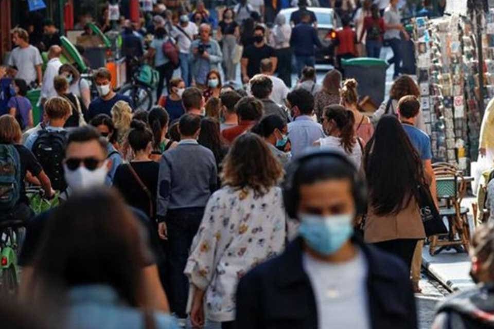 Yeni bilimsel verilerin Omicron ile ilgili iyimser tahminleri bozduğunu belirten