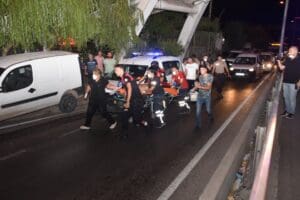 İzmir'in Bayraklı il&ccedil;esinde, iki grup arasında &ccedil;ıkan 'Omuz atma' tartışması