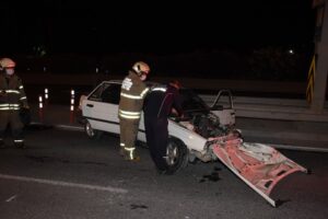 İzmir'in Bornova ilçesinde, sürücüsünün direksiyon hakimiyetini kaybettiği otomobil önce aydınlatma