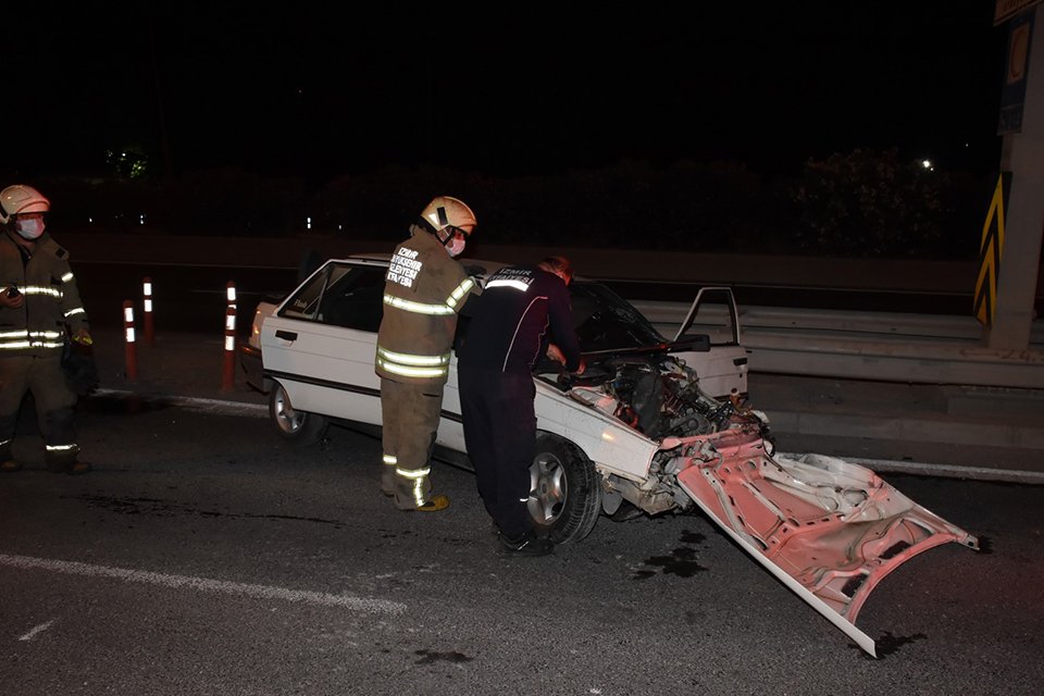 İzmir'in Bornova ilçesinde, sürücüsünün direksiyon hakimiyetini kaybettiği otomobil önce aydınlatma