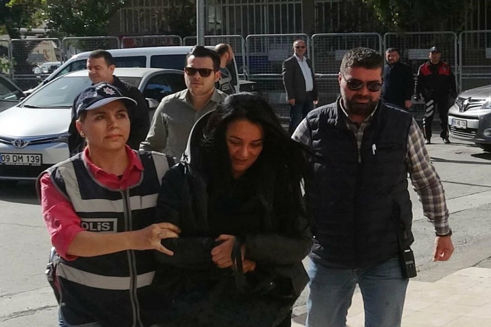 Aydın'da, kendisini 'ekonomist-broker' olarak tanıtıp farklı meslek gruplarından 40 kişiyi