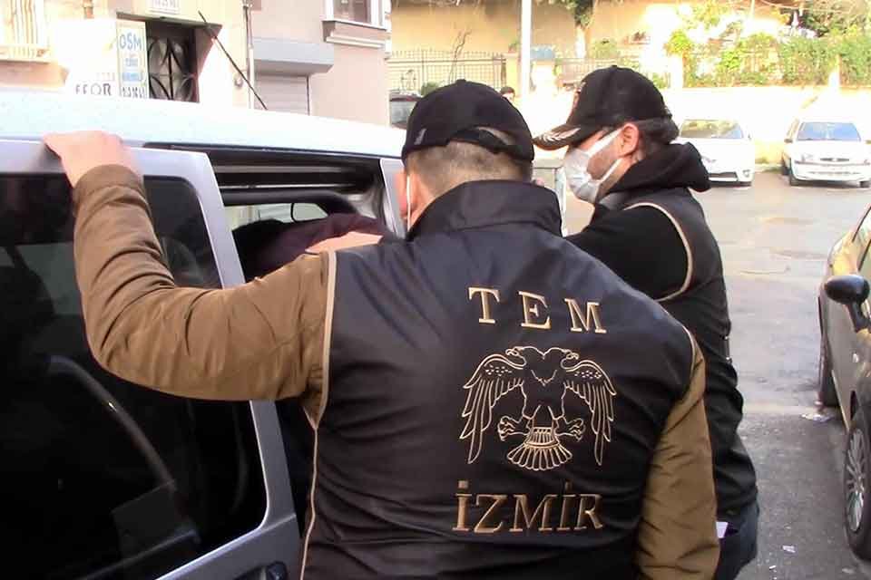 İZMİR'de, FET&Ouml;/PDY&rsquo;ye y&ouml;nelik d&uuml;zenlenen operasyonlarda 38 kişi g&ouml;zaltına alındı. Ş&uuml;pheliler