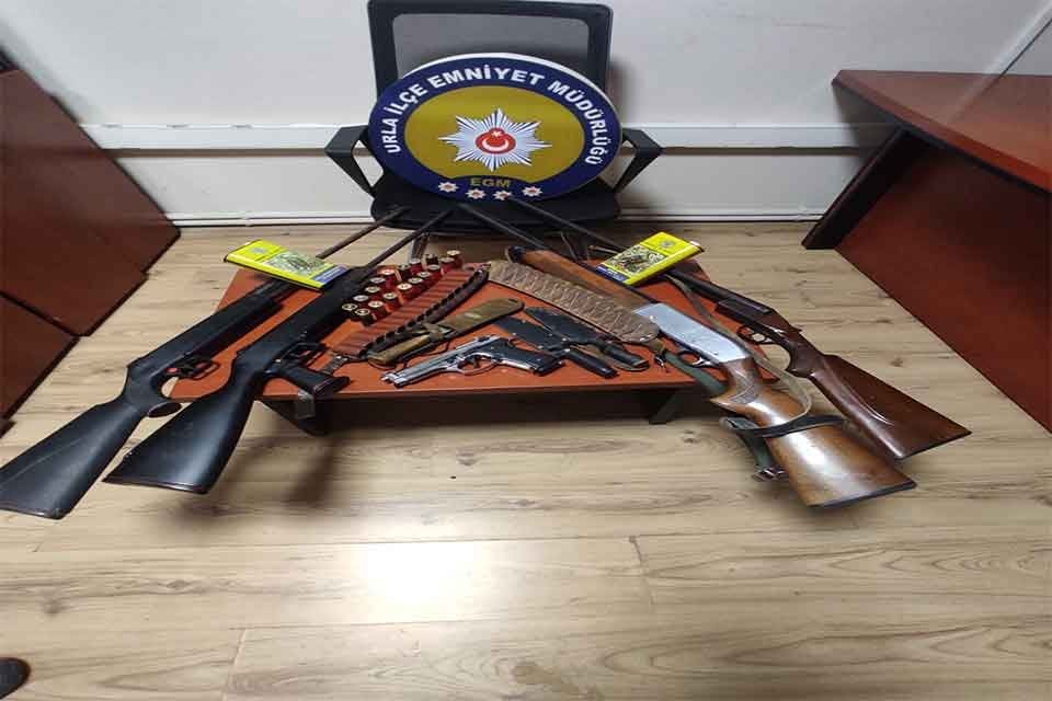 İZMİR'in Urla il&ccedil;esinde, &ccedil;ok sayıda su&ccedil;tan aranması bulunan M.G., polis