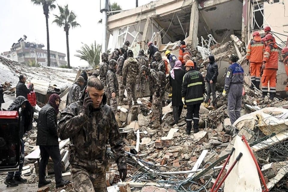 Reklamlarında &ldquo;Vodafone yanımda&rdquo; sloganını kullanan operat&ouml;r firması deprem b&ouml;lgesinde iletişim