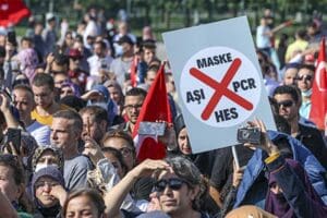 İzmir Tabip Odası Başkanı Opr. Dr. L&uuml;tfi &Ccedil;amlı, teredd&uuml;t yaşayan