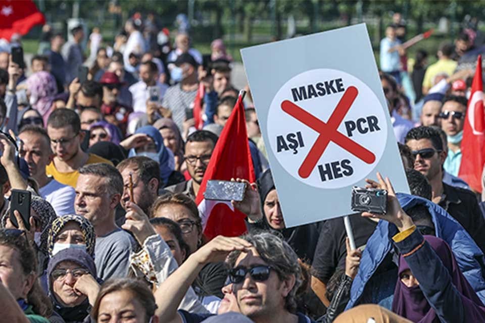 İzmir Tabip Odası Başkanı Opr. Dr. L&uuml;tfi &Ccedil;amlı, teredd&uuml;t yaşayan