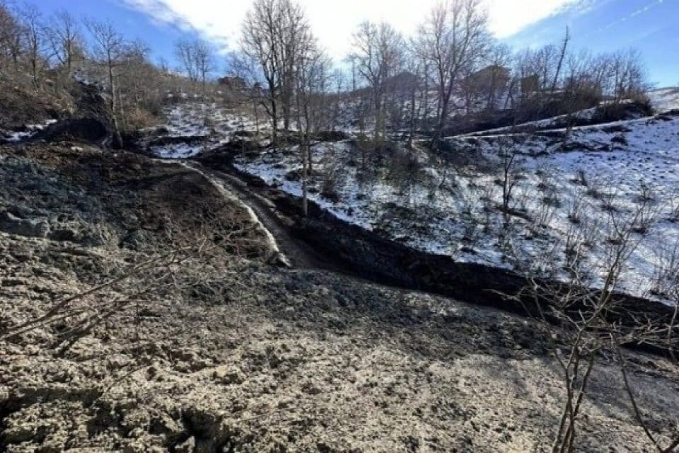 Ordu'da eriyen kar suları heyelana yol a&ccedil;tı. 3 ev ağır