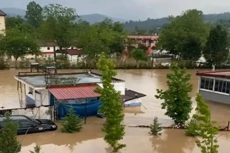 Ordu'nun Fatsa il&ccedil;esinde, şiddetli yağış nedeniyle derenin taşması sonucu 2