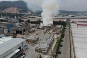 Manisa Organize Sanayi B&ouml;lgesi'nde bulunan bir kağıt-ambalaj fabrikasında yangın &ccedil;ıktı.
