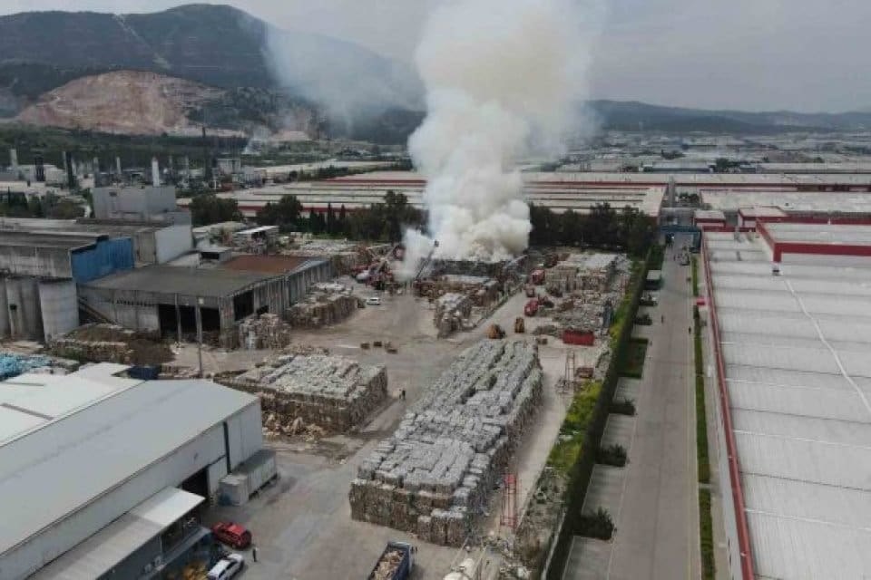 Manisa Organize Sanayi B&ouml;lgesi'nde bulunan bir kağıt-ambalaj fabrikasında yangın &ccedil;ıktı.