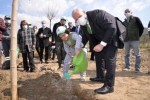 21-26 Mart Orman Haftası nedeniyle Menemen&rsquo;de y&uuml;zlerce dut fidanı toprakla